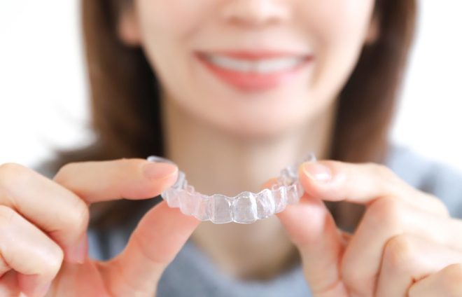 歯列矯正後に後戻りする理由とは？防ぐ方法と再治療について解説！